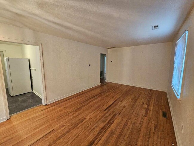 Building Photo - 3 Bedroom / 1 Bath Rental on Fourqurean