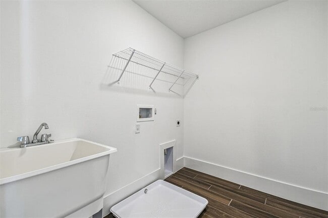 Building Photo - 1951 Risby Aly