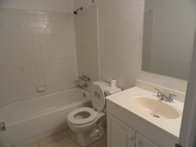 Building Photo - 1825 W 56th St