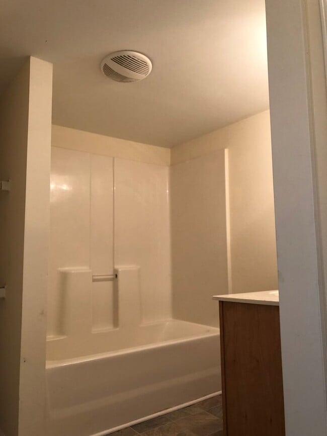 Building Photo - 2 bedroom-1 bath remodeled unit