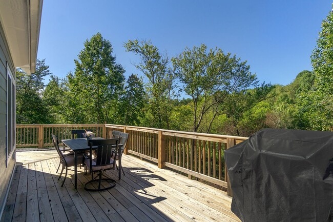 Building Photo - Candler Rental!