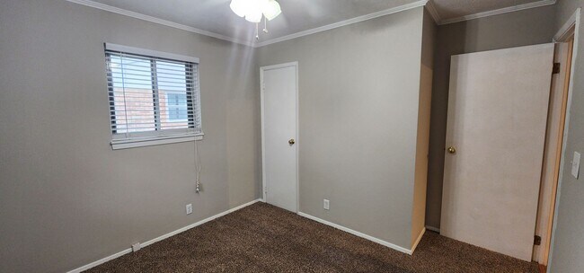 Building Photo - Check This One OUT!! To View is to Rent! 3 Bedroom, 1 Bath. Hardwood Floors, Fireplace, Tile and ...