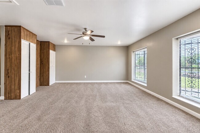 Building Photo - 4223 Oak Shadows Dr