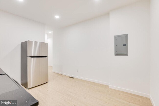 Building Photo - 5855 Larchwood Ave