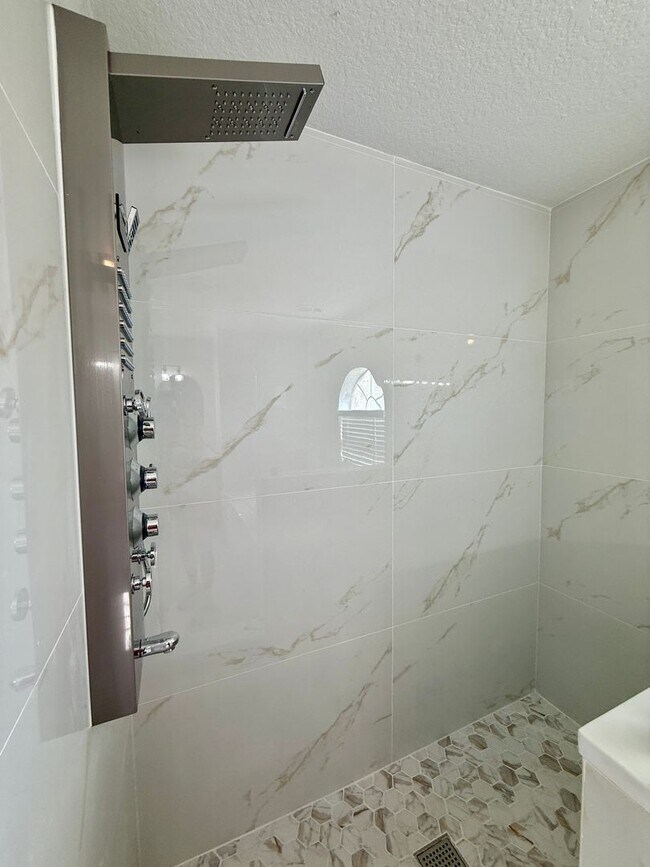 Building Photo - GORGEOUS, Large Completely Renovated Two-Story 4/2.5 PLUS LOFT in POINCIANA VILLAGES!