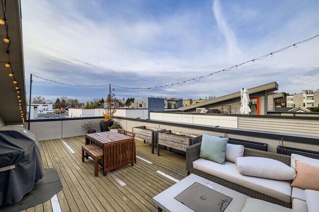 Building Photo - Bright 3bed/2.5bath Townhome in Judkins Park Neighborhood!