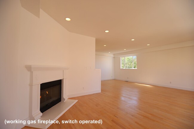 Building Photo - Bayview: Modern Townhome 4 bedroom 2 1/2 B...