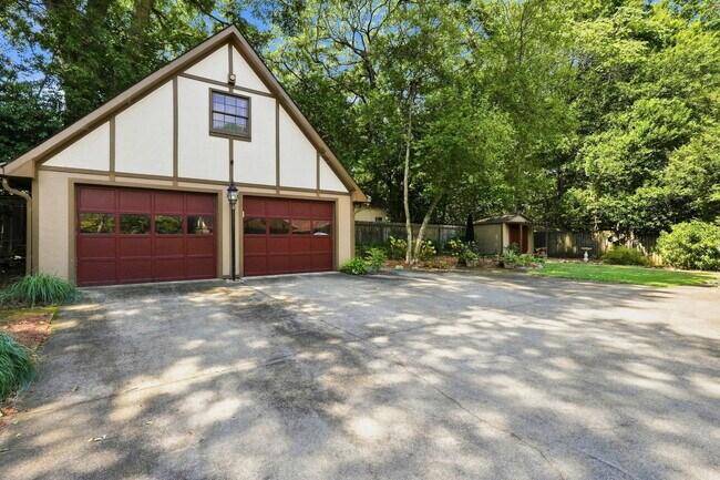 Building Photo - 826 Mentelle Dr NE
