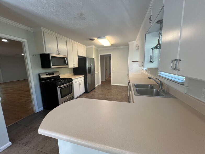 Building Photo - 726 E Magnolia Ave