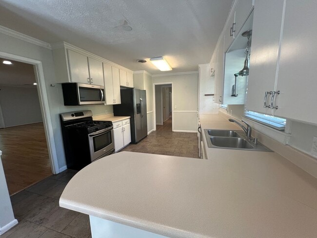 Building Photo - 726 E Magnolia Ave