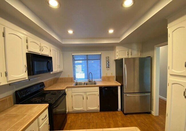 Building Photo - CAMPBELL - Spacious townhome with central ...