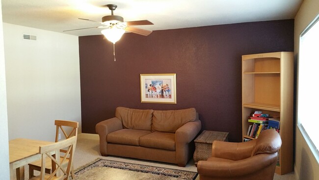 Building Photo - 1 bedroom, 1 bath apartment close to UIHC,...