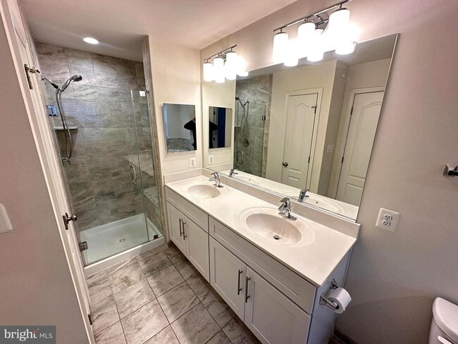 Building Photo - 5331 Greenwich Cir