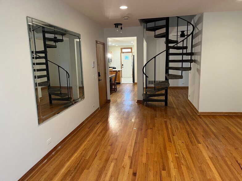 Building Photo - 8742 S Harper Ave