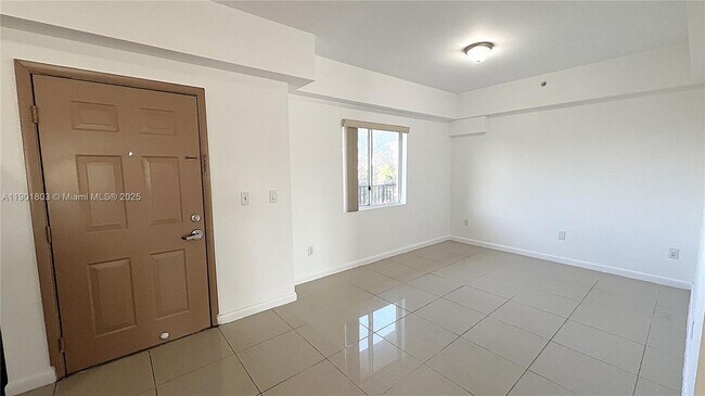 Building Photo - 909 SW 15th Ave