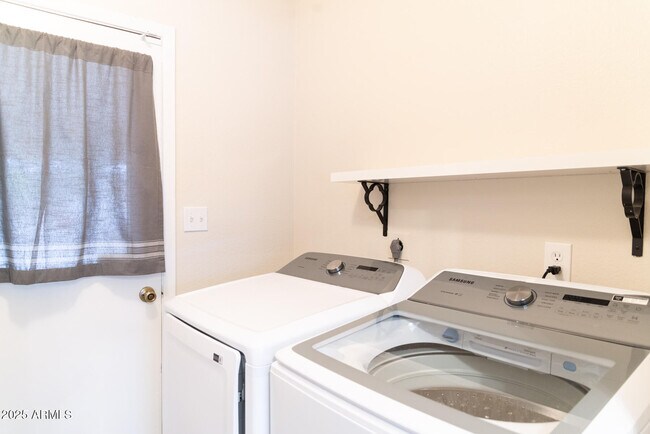 Building Photo - 2140 E Broadmor Dr