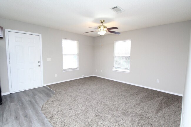 Building Photo - 3BR Gulf Breeze Home Zoned for Gulf Breeze High School with Open Living Area, Fenced Backyard & C...