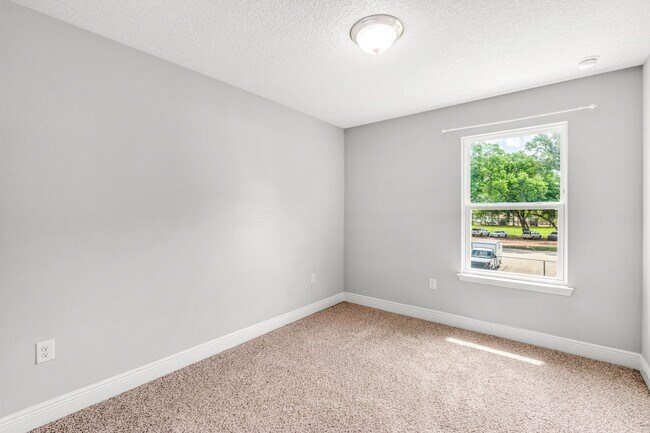 Building Photo - Newer 3 Bed/2.5 Bath Townhome with Modern ...