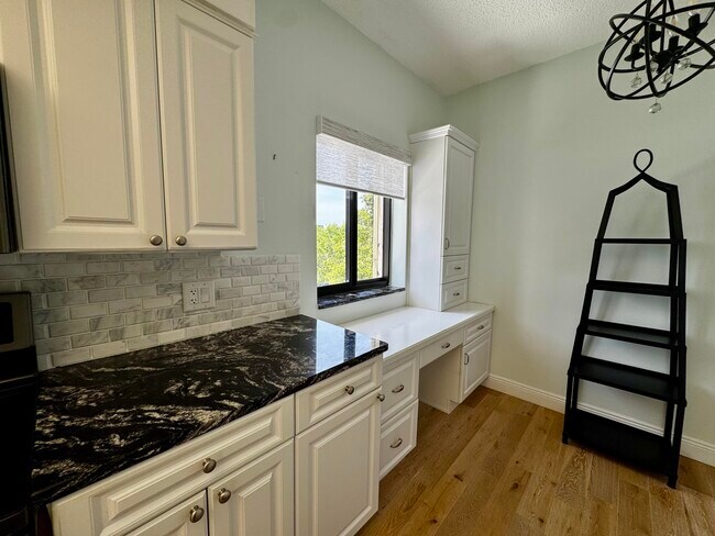 Building Photo - 11370 12 Oaks Way
