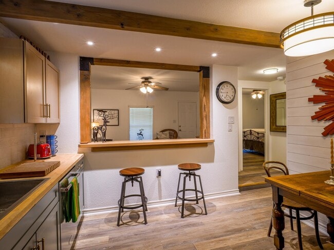 Building Photo - 103 N Ave Q