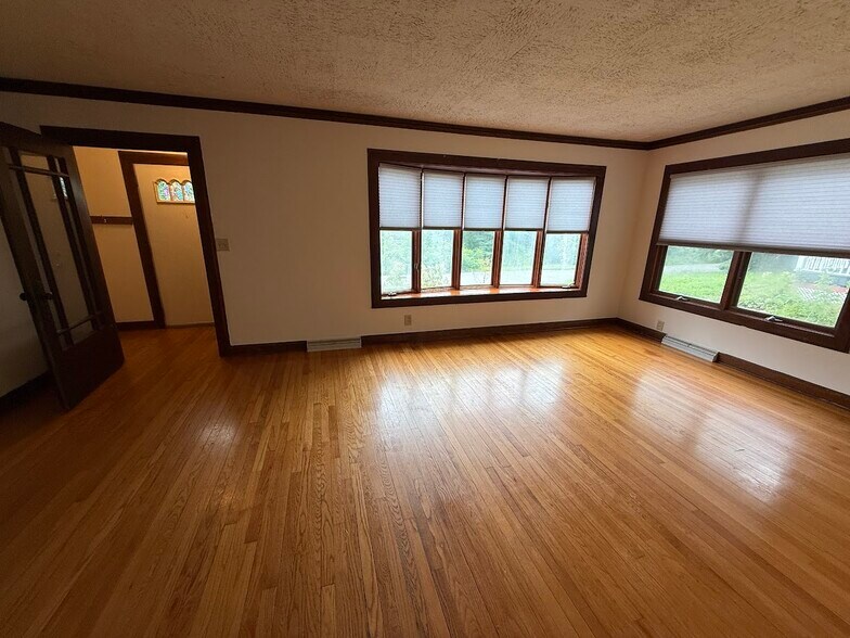 Building Photo - 3322 Ridgeway Ave