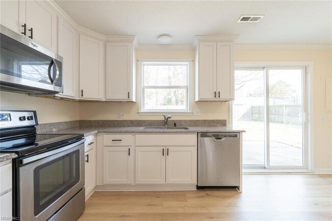 Building Photo - 3528 Chester St