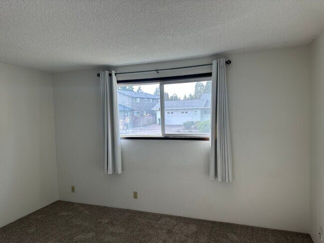 Building Photo - Nice 2 bedroom 1 bath duplex in Springfield!