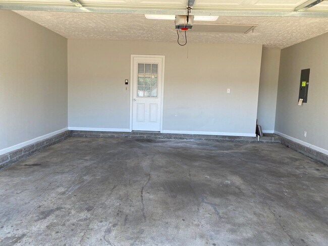 Building Photo - 189 Middle School Rd