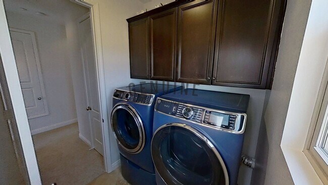 Building Photo - Spacious 3Bd 2.5Ba 2 Story Home w/ Fabulou...