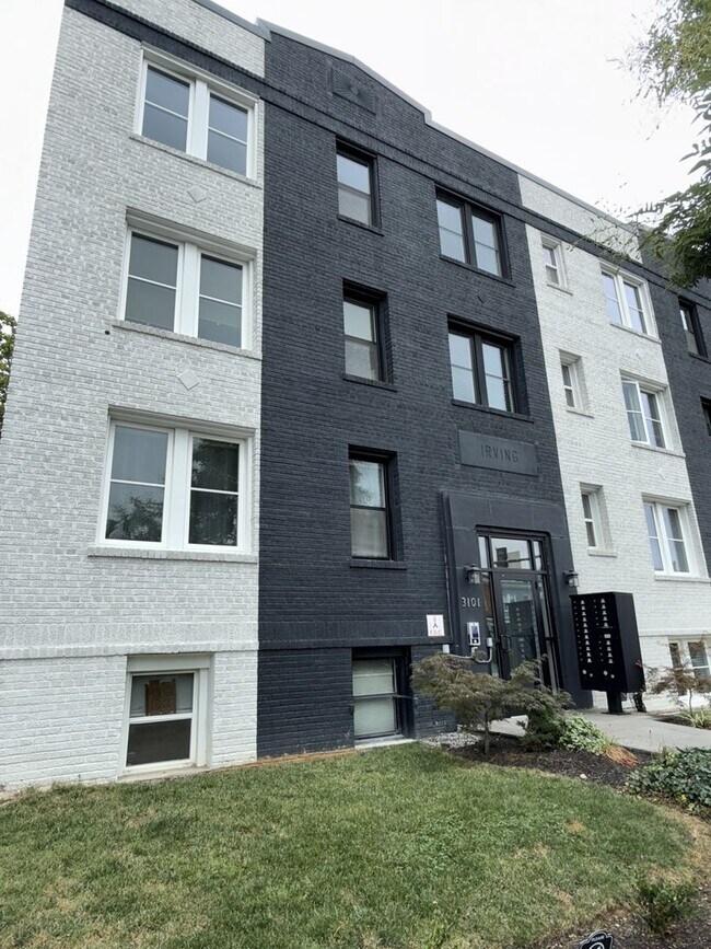 Building Photo - Bright Top-Floor 1BR Condo in Columbia Hei...