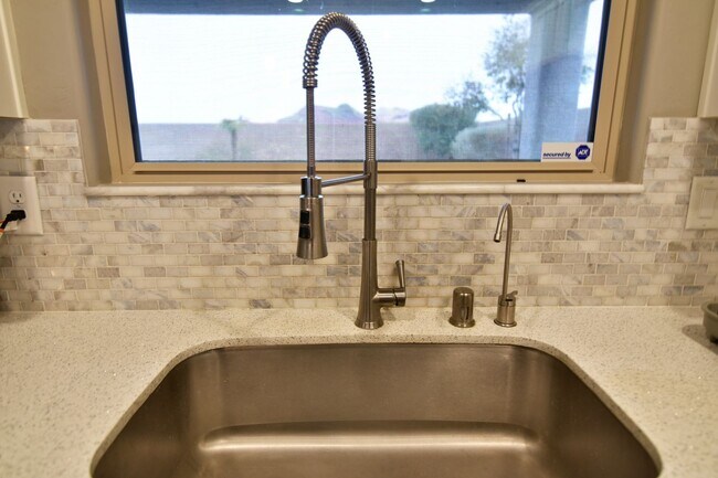 Building Photo - Gorgeous 3bed / 2.5bath home located in Tuscany!