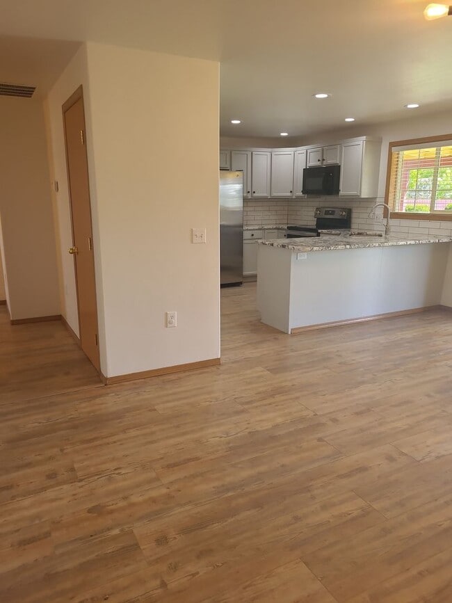 Building Photo - August Rent FREE - 4 Bedroom / Triple Car Garage