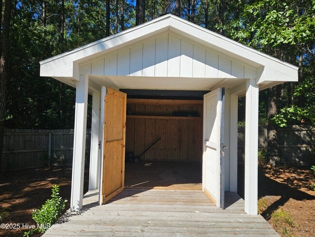 Building Photo - 609 Winfall Dr