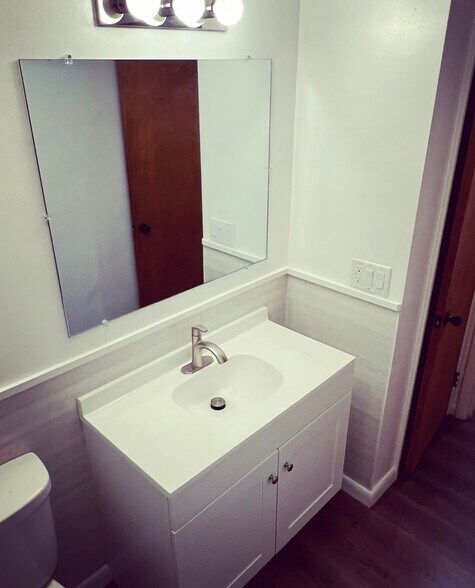 Building Photo - 502 Vale Ave