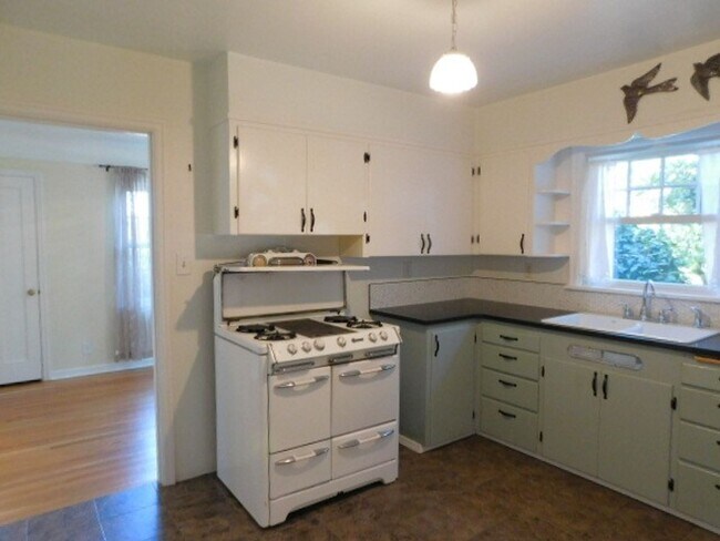 Building Photo - 3Bd/1Ba Two Story House w/ Basement - Avai...