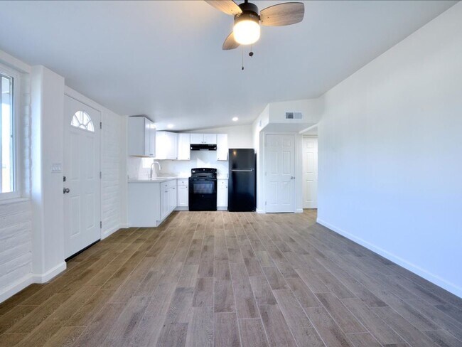 Building Photo - Beautifully Updated 1 Bedroom Home – Ready...
