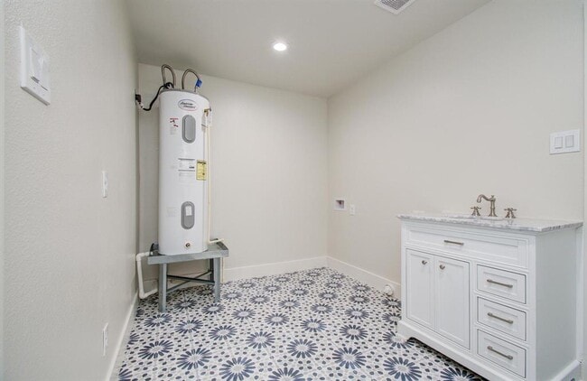 Building Photo - 624 Willow Ln
