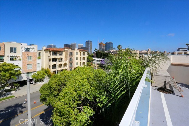 Building Photo - 1423 S Beverly Glen Blvd