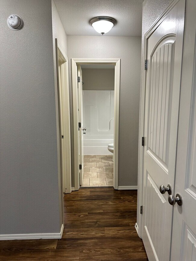 Building Photo - 3 Bedroom 2 Bathroom For Rent in Bentonville!