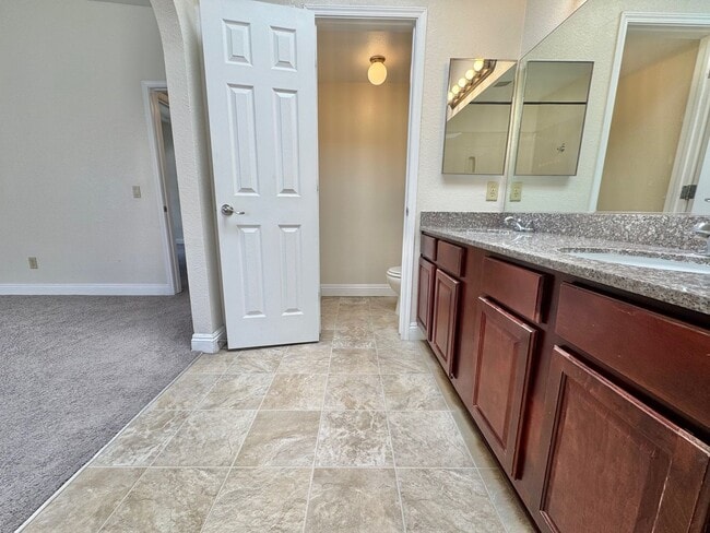 Building Photo - ADORABLE SECOND STORY 2 BEDROOMS 2 FULL BA...