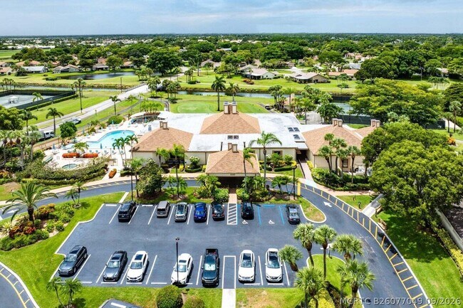 Building Photo - 5355 10th Fairway Dr
