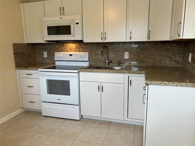 Building Photo - 6241 SW 38th Ct