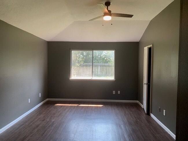Building Photo - What a Find! 4 Bedrooms!