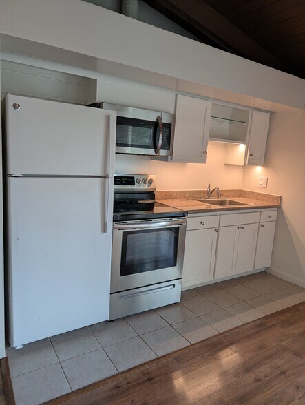 Building Photo - 214 Bayview St