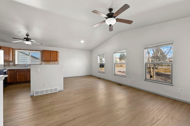 Building Photo - 330 Putnam Dr