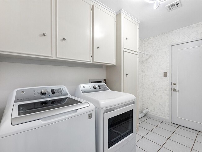 Building Photo - 707 Center Hill Dr