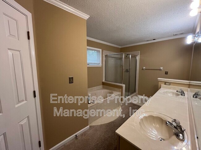 Building Photo - 8642 Pantherburn Cir N