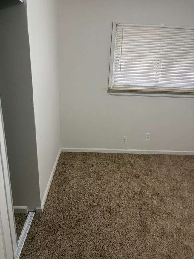 Building Photo - PRICE REDUCED!!4 bedroom 1 bath newly remodeled ranch in Dearborn Heights