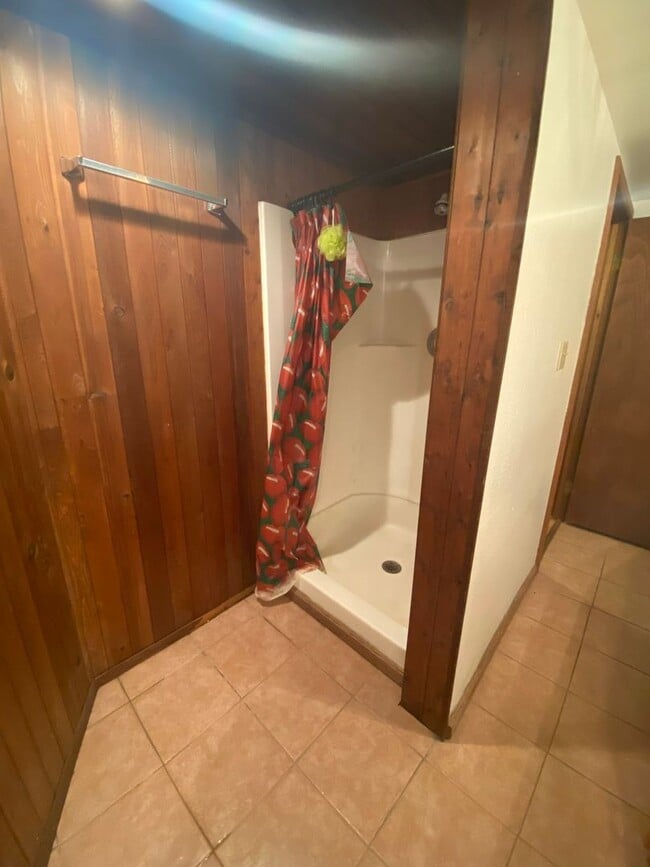 Building Photo - Midtown Three Bedroom Basement Space for R...