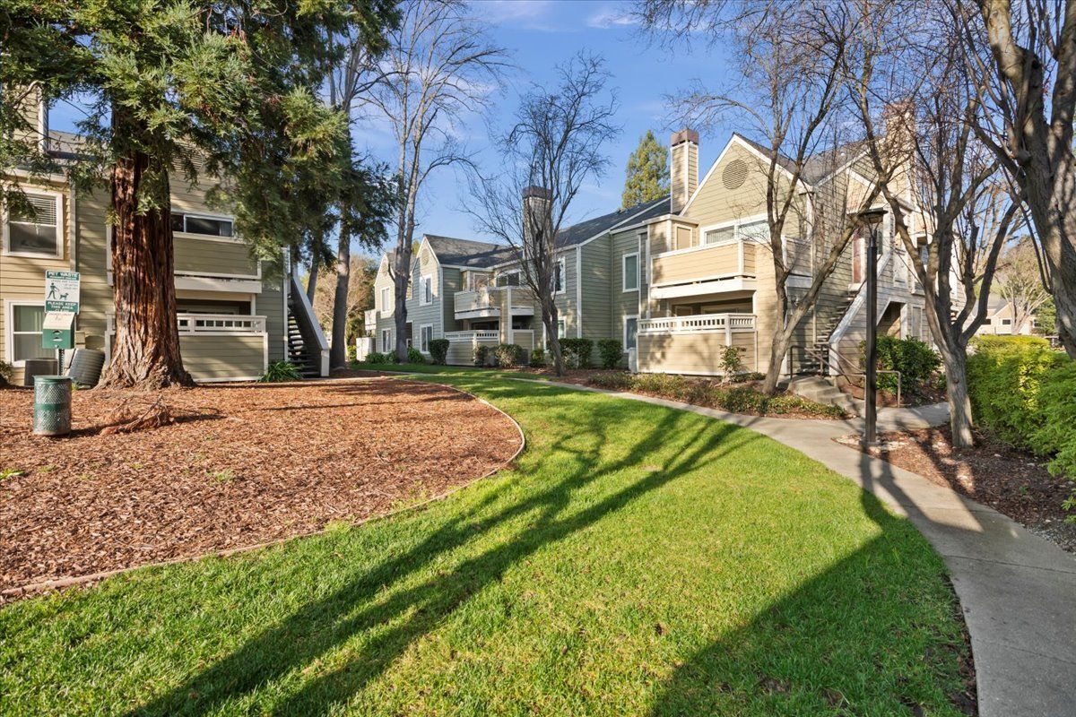 Building Photo - 215 Reflections Dr